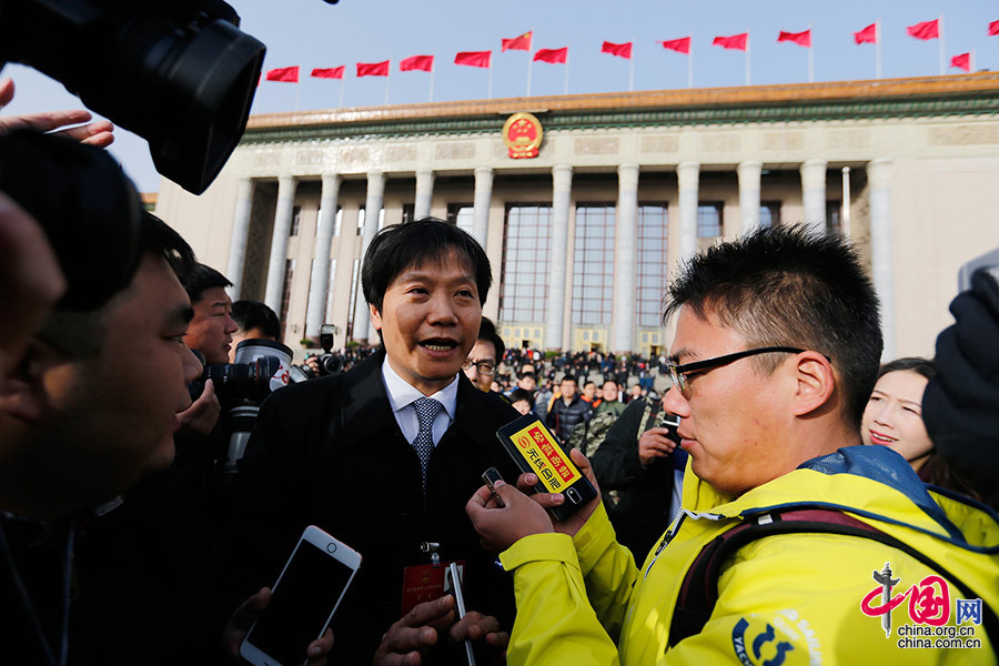  十二屆全國人大四次會(huì)議5日上午9時(shí)在人民大會(huì)堂開幕。會(huì)前，全國人大代表、小米科技創(chuàng)始人雷軍步入會(huì)場，被記者“圍堵”。 中國網(wǎng)記者 牛博 攝