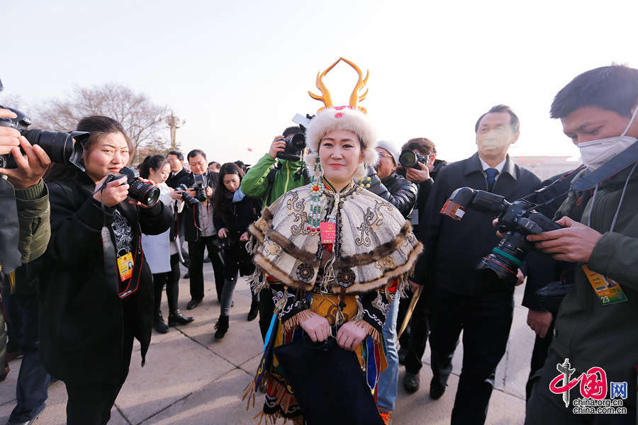  3月5日，十二屆全國(guó)人大四次會(huì)議于上午9時(shí)將在人民大會(huì)堂開(kāi)幕，來(lái)自全國(guó)各地的少數(shù)民族代表陸續(xù)步入人民大會(huì)堂。圖為最年輕80后少數(shù)民族代表劉蕾。中國(guó)網(wǎng) 牛博攝