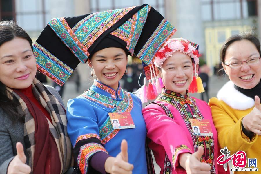 3月8日，幾名女代表在人民大會(huì)堂前合影留念。 中國(guó)網(wǎng)記者 董寧攝影