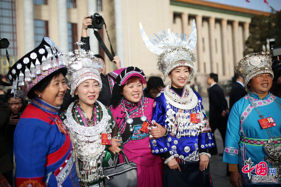 3月5日，來(lái)自全國(guó)各地的少數(shù)民族代表陸續(xù)步入人民大會(huì)堂。中國(guó)網(wǎng) 鄭亮攝